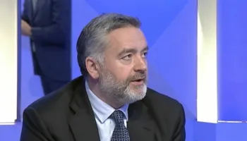 Klosi ndan protestën në dy faza: Ditën studentët paqësorë, natën personat me kapuç që hedhin gurë!