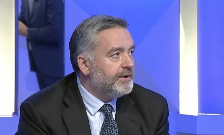 Klosi ndan protestën në dy faza: Ditën studentët paqësorë, natën personat me kapuç që hedhin gurë!