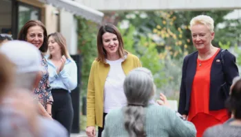 Koçiu me ambasadoret e Francës dhe BE-së në Kombinat: Sjellim artin më pranë komunitetit