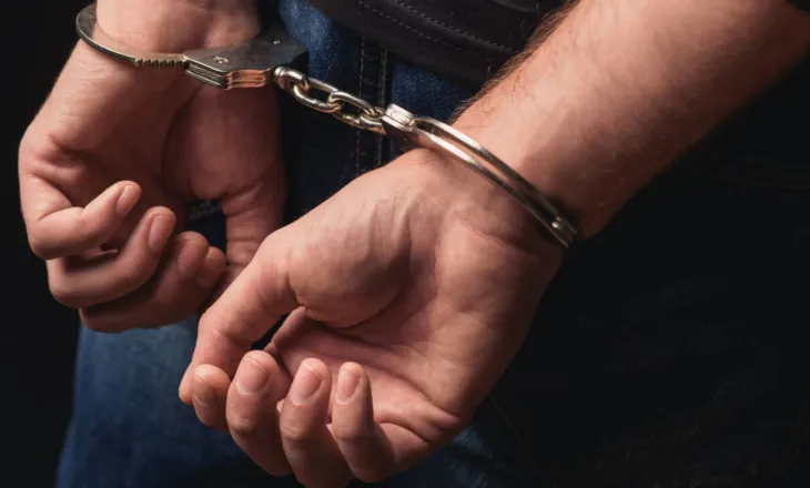 Konflikti degjeneron në kërcënim me armë, arrestohet 36-vjeçari