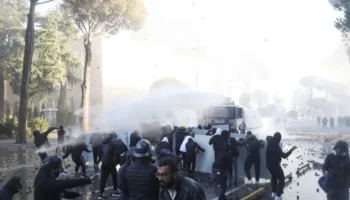 Kongresmeni amerikan Keith Self: Protestat në Shqipëri janë kulmi i mosbesimit ndaj politikanëve të korruptuar