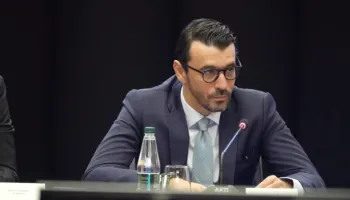 Kontrata e Shërbimit Publik/ Karakaçi: Elektrifikimi Tiranë-Durrës-Rinas përfundon në 2027
