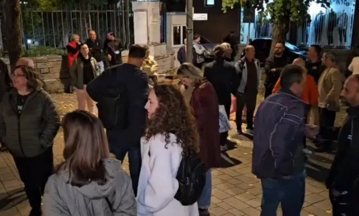 Korça i bashkohet protestave, qytetarët dalin në mbështetje të studentëve