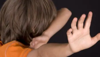 Korçë, dyshohet se dhunoi një 4-vjeçar në kopsht, arrestohet edukatorja pas denoncimit të nënës