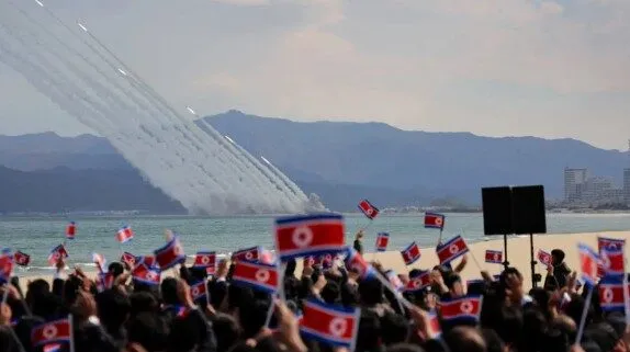 Koreja e Veriut teston dronët sulmues dhe raketat, teksa Kim bën thirrje për “epërsi absolute“