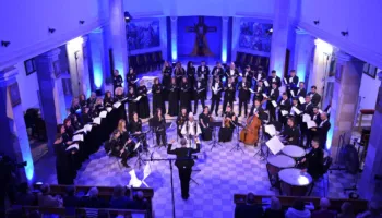 Kori i Filharmonisë së Kosovës hap sezonin me koncert nën drejtimin e Marion Wood