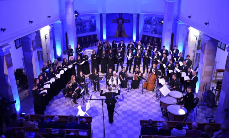Kori i Filharmonisë së Kosovës hap sezonin me koncert nën drejtimin e Marion Wood