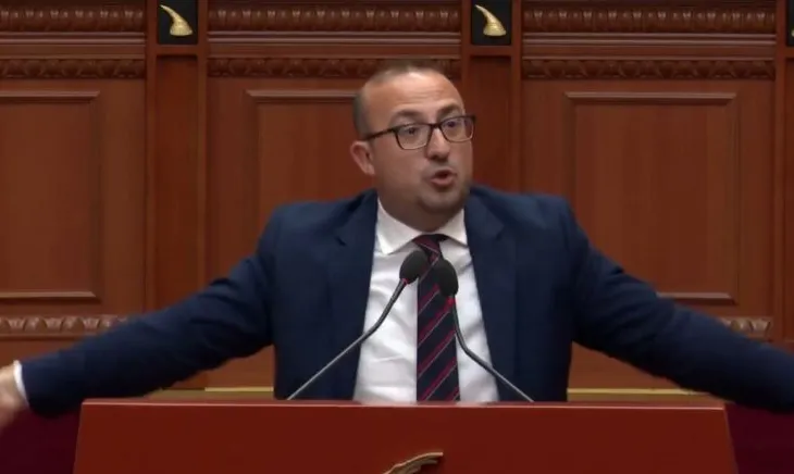 Korreshi ironizon “Praninë Besnike” të qeverisë: E-Albania ka 6 ditë vjen ‘viu-viu’, AKSHI i rruajti lekët