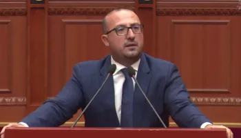 Korreshi kundër bashkimit Divjakë-Lushnjë: Kallami si hu nëpër parcela. Pretendoni shërbime publike? Po ju s’keni hale