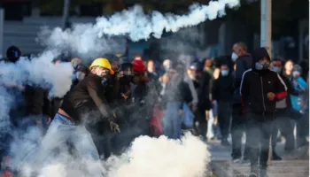 “Korrupsioni dhe dhuna përshkallëzojnë krizën”/ “The Economist”: Protestat në Shqipëri mund të shënojnë “fillimin e fundit” të Ramës