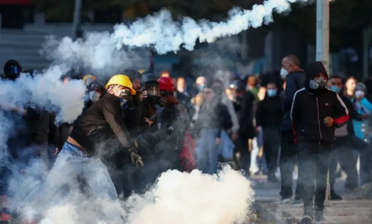 “Korrupsioni dhe dhuna përshkallëzojnë krizën”/ “The Economist”: Protestat në Shqipëri mund të shënojnë “fillimin e fundit” të Ramës