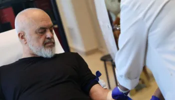 “Krenar për Shqipërinë”- Rama she stafi i tij dhurojnë gjak, Apeli i kryeministrit për qytetarët!