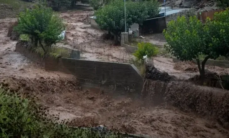 Kreta nën pushtetin e stuhisë, përmbyten rrugë e banesa, mbyllen shkollat (VIDEO)