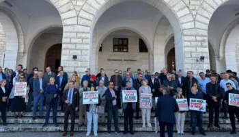 Kreu i Sindikatës së Pedagogëve: Të shkojmë në ndihmë të studentëve para Parlamentit