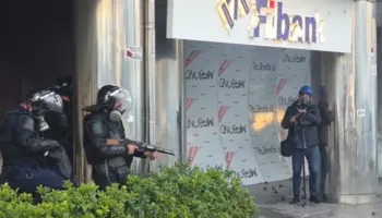 Kriminale/ Policia nuk ndalet, vijon të qëllojë me plumba gome drejt protestuesve në bulevard, shikoni pamjet