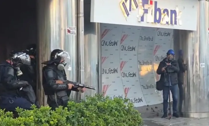 Kriminale/ Policia nuk ndalet, vijon të qëllojë me plumba gome drejt protestuesve në bulevard, shikoni pamjet