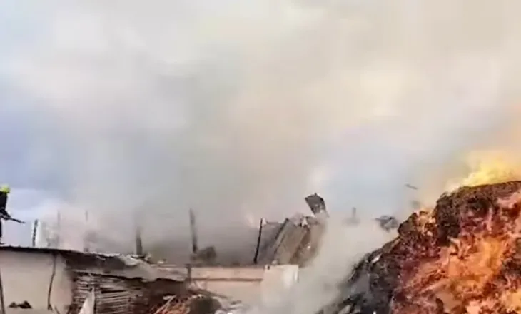 Krujë/ Zjarr në një kasolle ushqimore për kafshë, digjen edhe disa bagëti, dëme të shumta (VIDEO)
