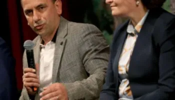 Kryebashkiaku i Libohovës del në mbështetje të protestës: Prindërit e studentëve të mos ndiejnë turp dhe faj. T’i japim fund heshtjes përballë zërit të qytetarëve
