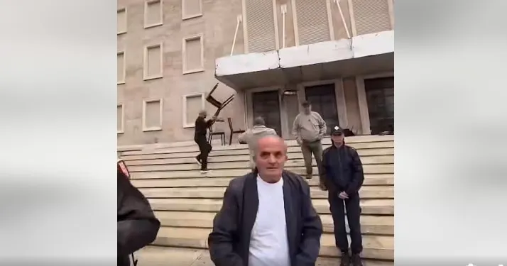 Kryeministri i thirri për dialog dhe ata thyen për të dytën ditë karriget, Rama i ironizon: “Pedagogët” erdhën sot përsëri…!