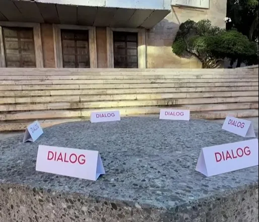 Kryeministri nuk ndalet për dialog me protestuesit, sofra e gurtë edhe sot para Kryeministrisë