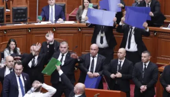 Kryeministri Rama dridhet nga lëvizja studentore, anulohet seanca plenare në parlament