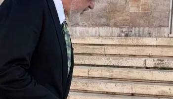 Kryeministri Rama zgjat “kulaçin” dhe ngre “kërbaçin”!