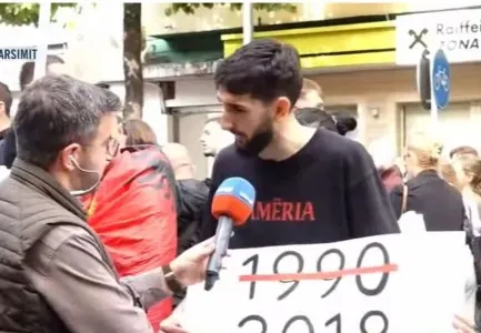 “Kryeministri të largohet”/ Protestuesi: U tregua i pabesë në 2018-ën me studentët, jemi këtu për të ardhmen tonë