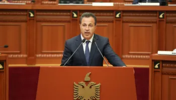Kryeparlamentari Niko Peleshi: Protesta të jetë paqësore, Shqipëria po ecën me shpejtësi drejt BE-së