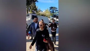Kryesia e Kuvendit dje u shkatërua nga studentët, anulohet  seanca plenare, largohen deputetët e PS