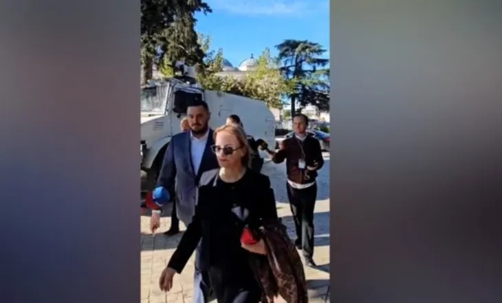 Kryesia e Kuvendit dje u shkatërua nga studentët, anulohet  seanca plenare, largohen deputetët e PS