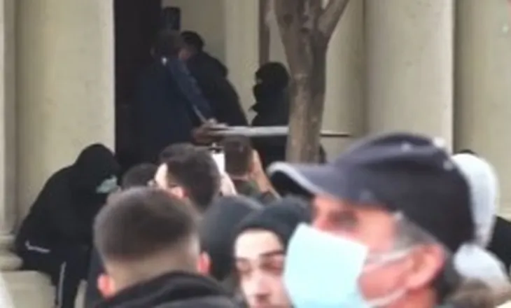 Kryesia e Kuvendit dje u shkatërua nga studentët, sot seancë plenare: 4 interpelanca në rend dite
