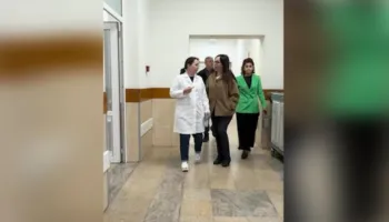 “Kujdes dhe ndihmë mjekësore pa asnjë dallim”, Spahiu viziton policët dhe protestuesit e lënduar te ‘Trauma’