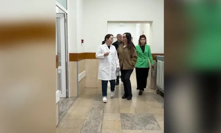 “Kujdes dhe ndihmë mjekësore pa asnjë dallim”, Spahiu viziton policët dhe protestuesit e lënduar te ‘Trauma’