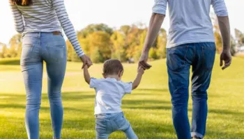 Kujdesi për fëmijët, miratohen rregullat e reja për familjet kujdestare