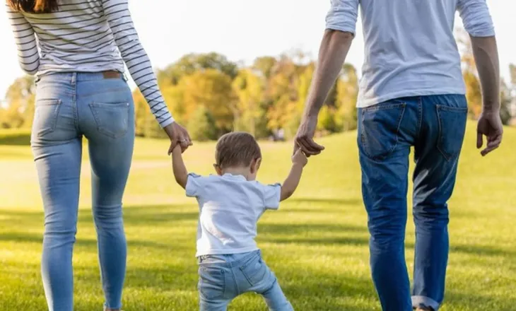 Kujdesi për fëmijët, miratohen rregullat e reja për familjet kujdestare