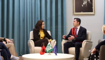 “Kur ato janë të pavarura, familjet bëhen më të forta”- Ambasadorja e BE viziton Elbasanin: Pasuritë e konfiskuara nga krimi, kthehen në mundësi për gratë!
