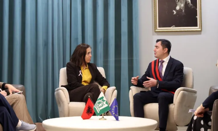 “Kur ato janë të pavarura, familjet bëhen më të forta”- Ambasadorja e BE viziton Elbasanin: Pasuritë e konfiskuara nga krimi, kthehen në mundësi për gratë!