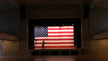 Kur demokracia bëhet teatër, 34 dramaturgë bashkojnë zërat