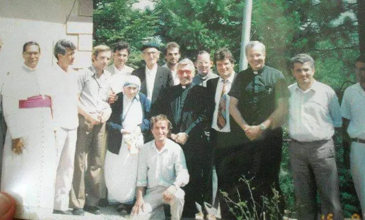 Kur Nënë Tereza e hoqi kryqin nga qafa e ja dhuroi hoxhës…