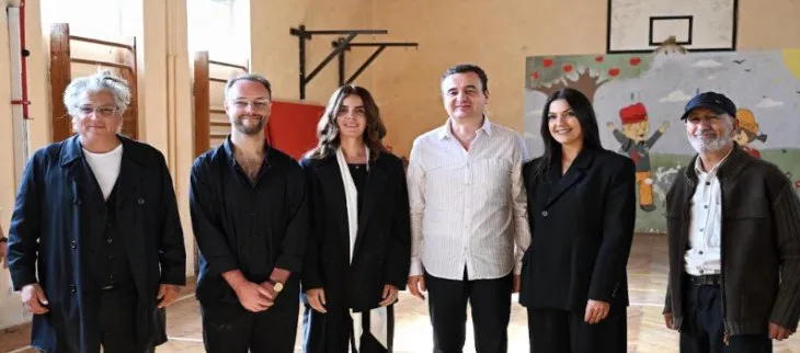 Kurti në hapjen e ekspozitës “Dancing with clouds” të Afrim Spahiut në Pejë