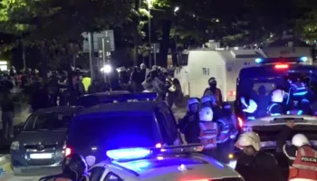 KUSH SPIUNONTE EFEKTIVET/ NE MAKINAT E POLICISE ISHIN MONTUAR FSHEHURAZI PAJISJE PERGJIMI