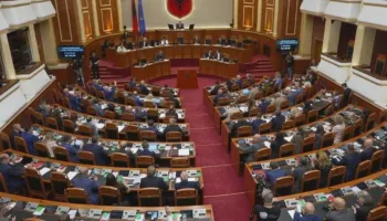 Kuvend dhe protestë! Deputetët mblidhen në seancë plenare