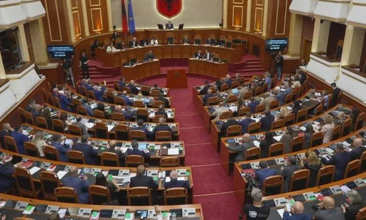 Kuvend dhe protestë! Deputetët mblidhen në seancë plenare