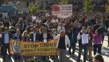 Kuvendi mblidhet pas protestave të vazhdueshme të lëvizjes studentore, Rama ikën jashtë vendit