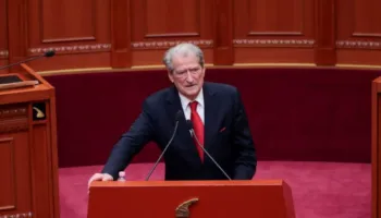 Kuvendi nis me debate, Berisha: Parlamenti të zhbëhet, mos fol ti atje…bëheni avokatë të Vora Hysenit
