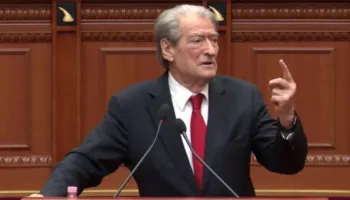 “Ky Parlament duhet të zhduket sa më parë”- Berisha ‘shpërthen’ me kërcënime nga foltorja e Kuvendit: Pusho dhe mos fol ti atje, lëri qëndrimet histerike!