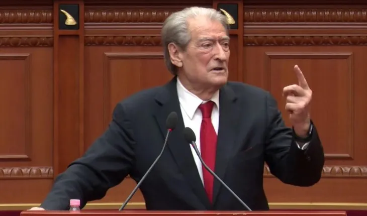 “Ky Parlament duhet të zhduket sa më parë”- Berisha ‘shpërthen’ me kërcënime nga foltorja e Kuvendit: Pusho dhe mos fol ti atje, lëri qëndrimet histerike!