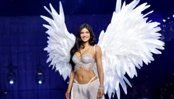 Kylie Jenner i la fansat pa fjalë me një shfaqje surprizë në pasarelën e “Victoria’s Secret Fashion Show”