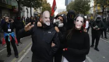 l Fatto Quotidiano: Protesta të reja kundër Ramës në Shqipëri, kazanë në flakë dhe bomba molotovë në Tiranë