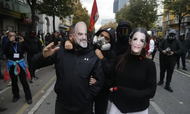 l Fatto Quotidiano: Protesta të reja kundër Ramës në Shqipëri, kazanë në flakë dhe bomba molotovë në Tiranë